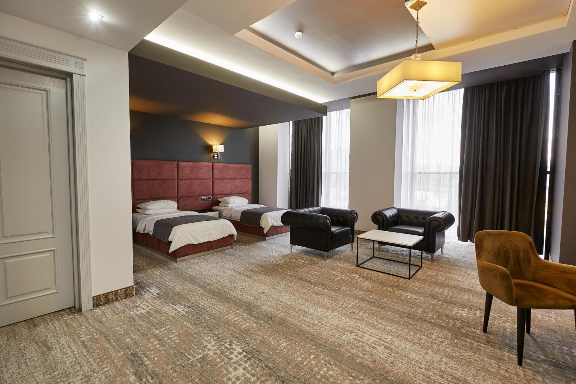 Aghababyan'S Hotel Erévan Extérieur photo A suite at the hotel