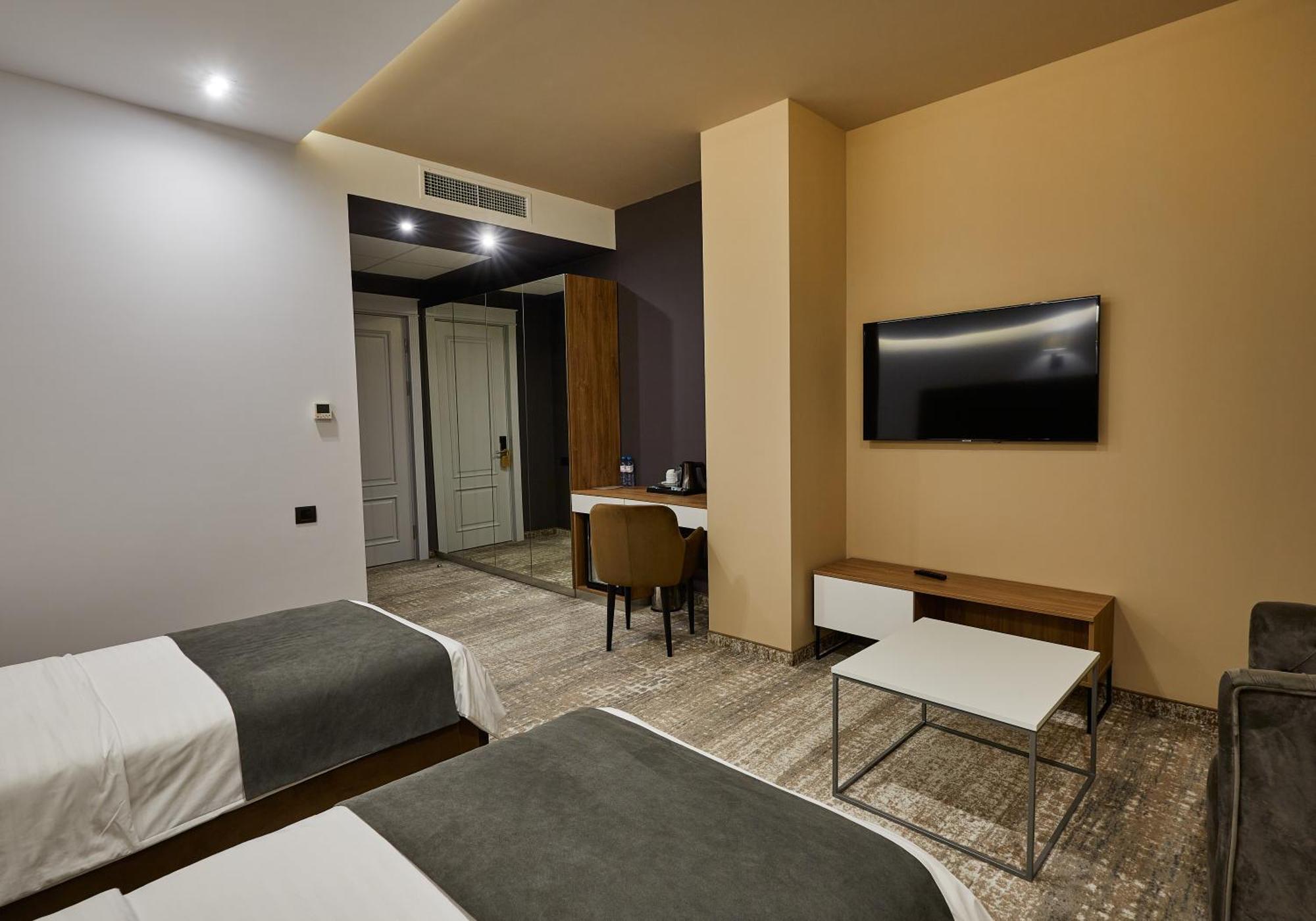 Aghababyan'S Hotel Erévan Chambre photo A room at the hotel