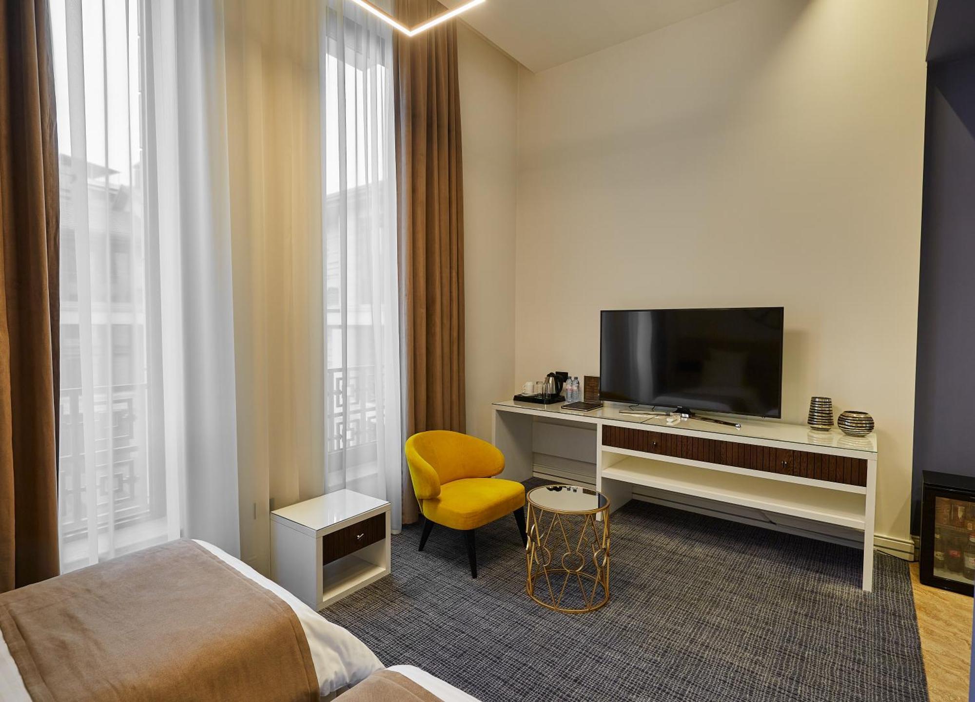 Aghababyan'S Hotel Erévan Chambre photo A room at the hotel