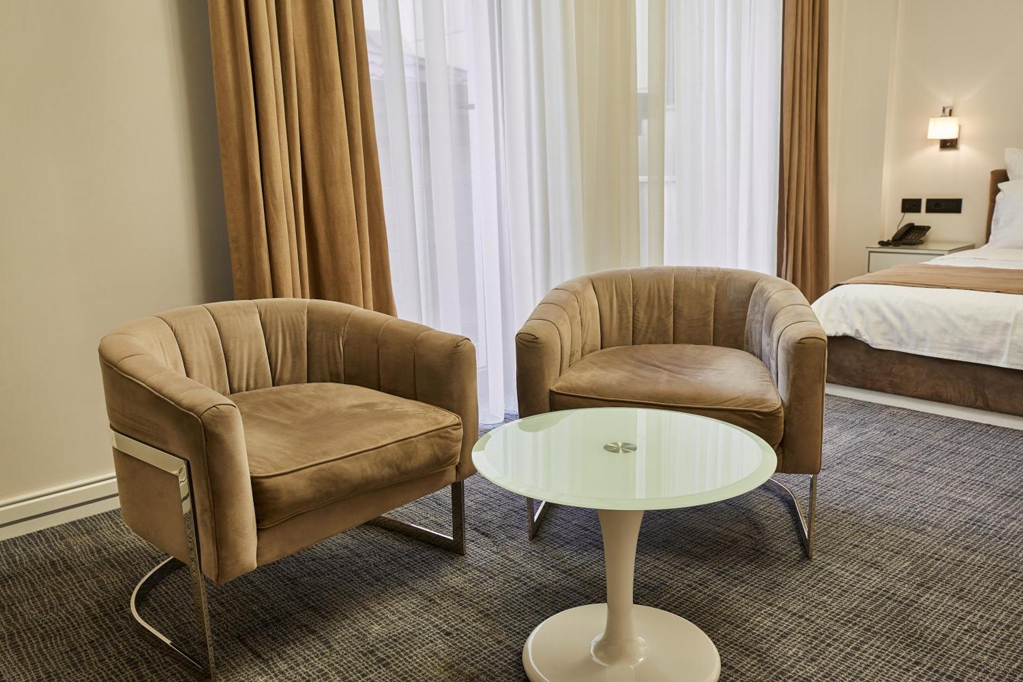 Aghababyan'S Hotel Erévan Chambre photo A pair of club chairs