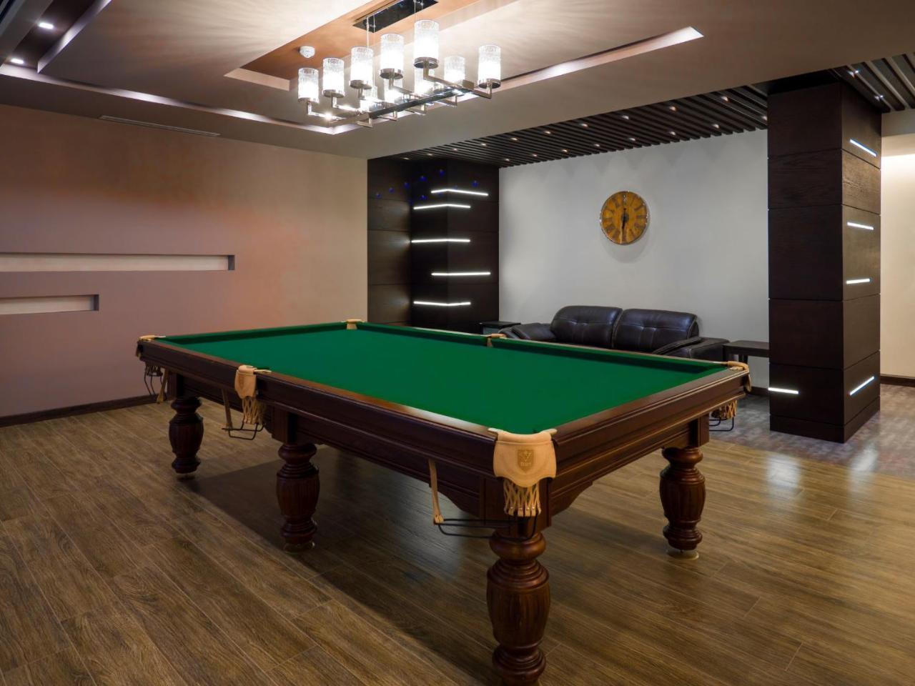 Aghababyan'S Hotel Erévan Extérieur photo A pool table