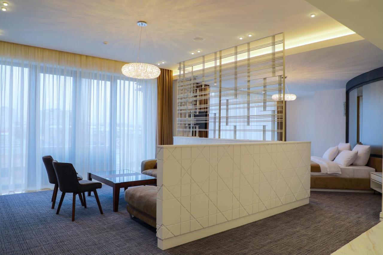 Aghababyan'S Hotel Erévan Extérieur photo A suite at the hotel