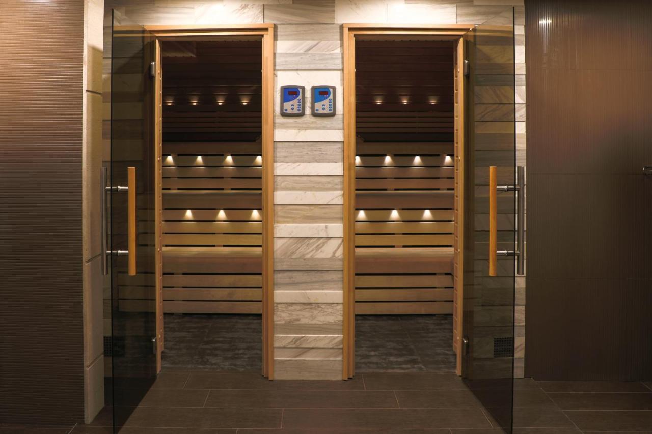 Aghababyan'S Hotel Erévan Extérieur photo A modern door
