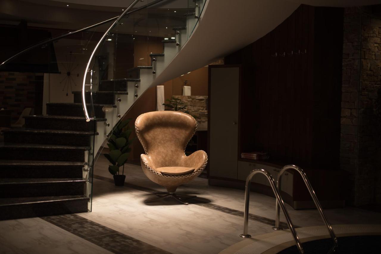 Aghababyan'S Hotel Erévan Extérieur photo The Egg Chair