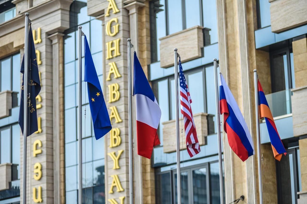 Aghababyan'S Hotel Erévan Extérieur photo Flags of the European Union, France, the United States, Russia and Armenia in front of the headquarters of the Eurasian Economic Union in Minsk