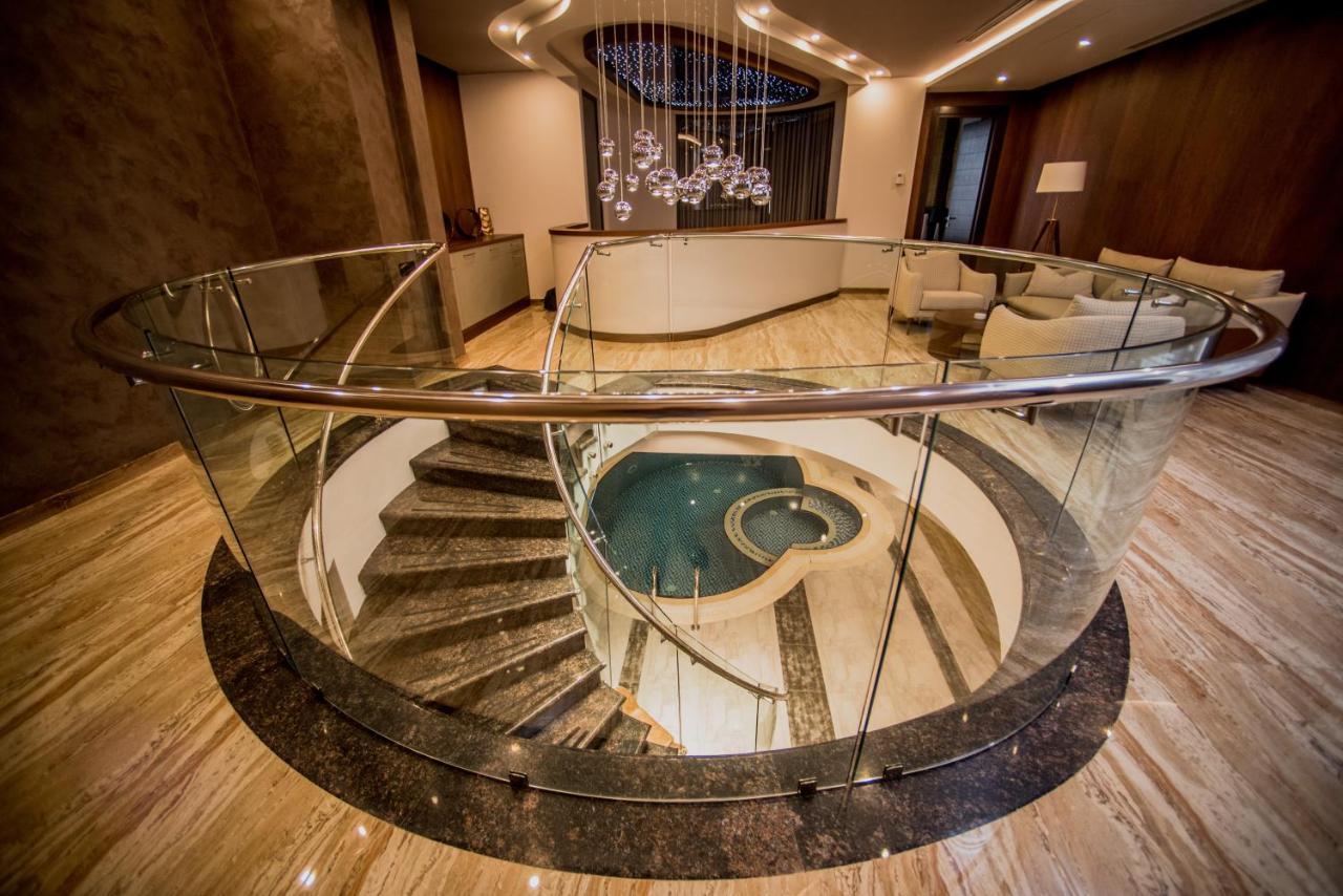 Aghababyan'S Hotel Erévan Extérieur photo Spiral staircase